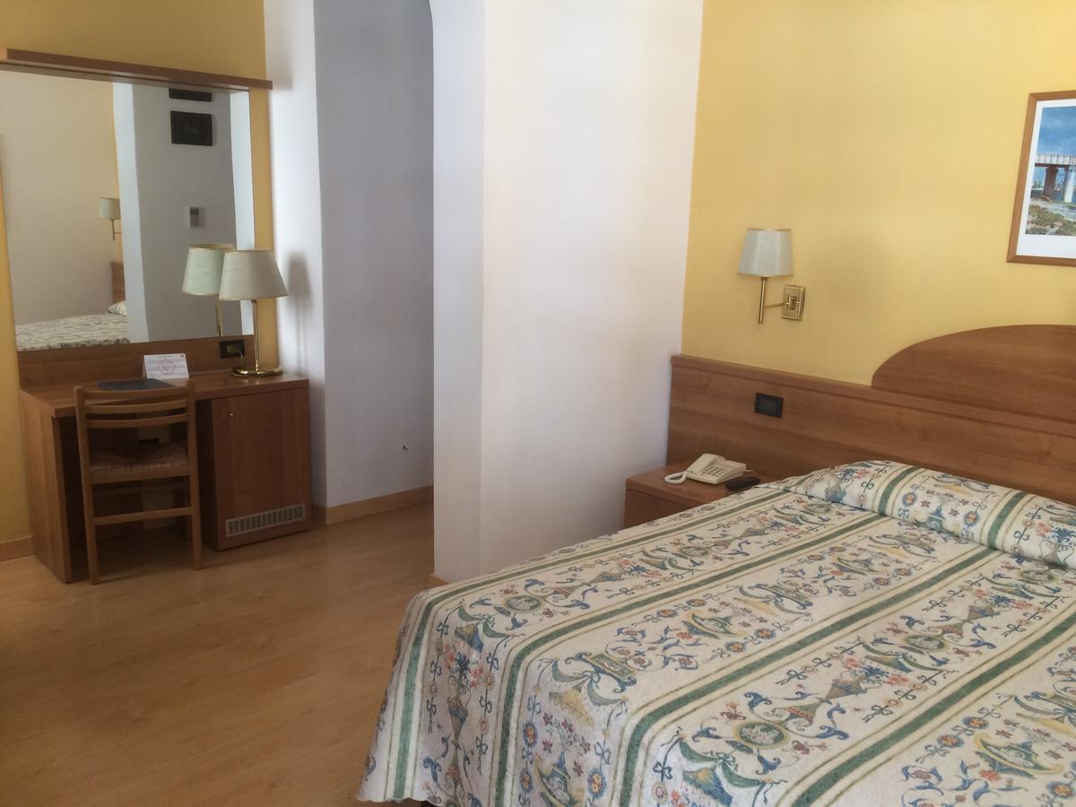 Hotel Tritone Caorle Bagian luar foto