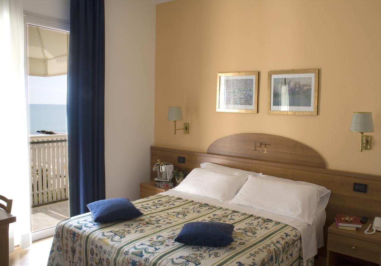 Hotel Tritone Caorle Bagian luar foto