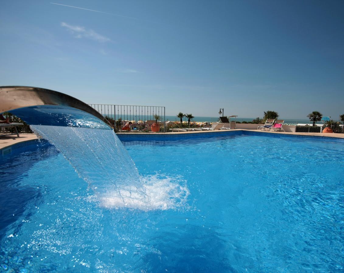 Hotel Tritone Caorle Bagian luar foto