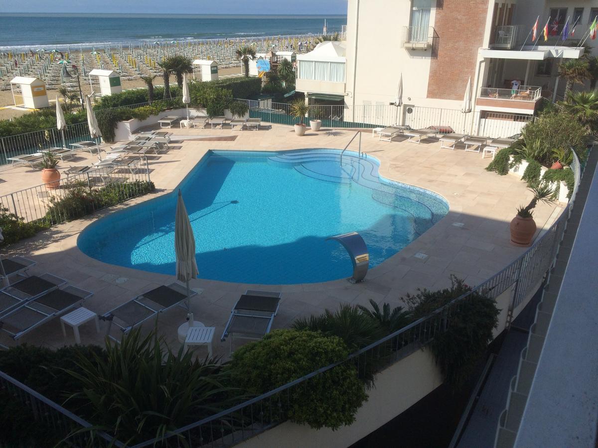 Hotel Tritone Caorle Bagian luar foto