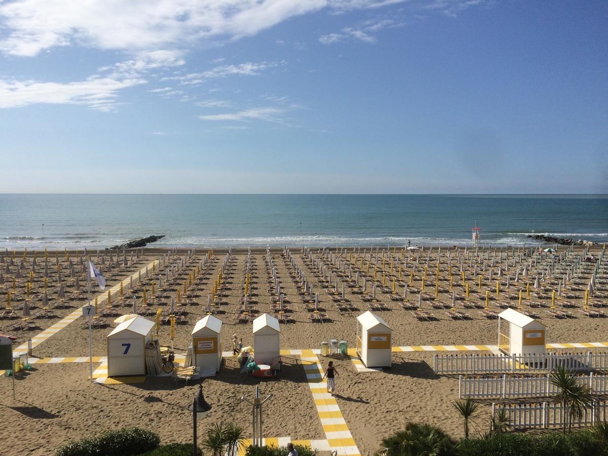 Hotel Tritone Caorle Bagian luar foto