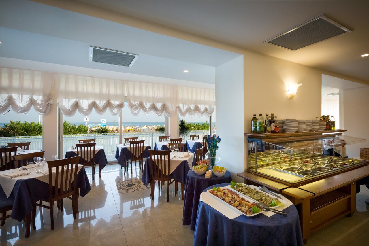Hotel Tritone Caorle Bagian luar foto