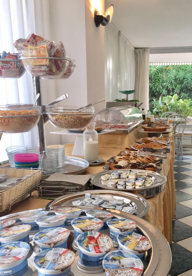 Hotel Tritone Caorle Bagian luar foto