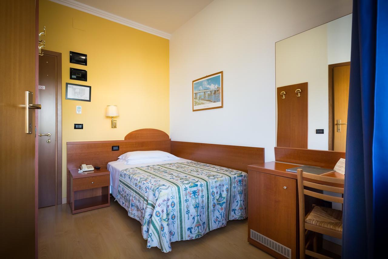 Hotel Tritone Caorle Bagian luar foto