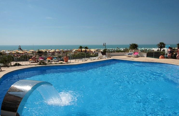 Hotel Tritone Caorle Bagian luar foto