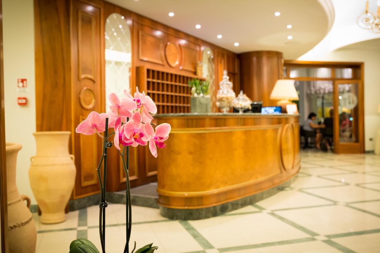 Hotel Tritone Caorle Bagian luar foto