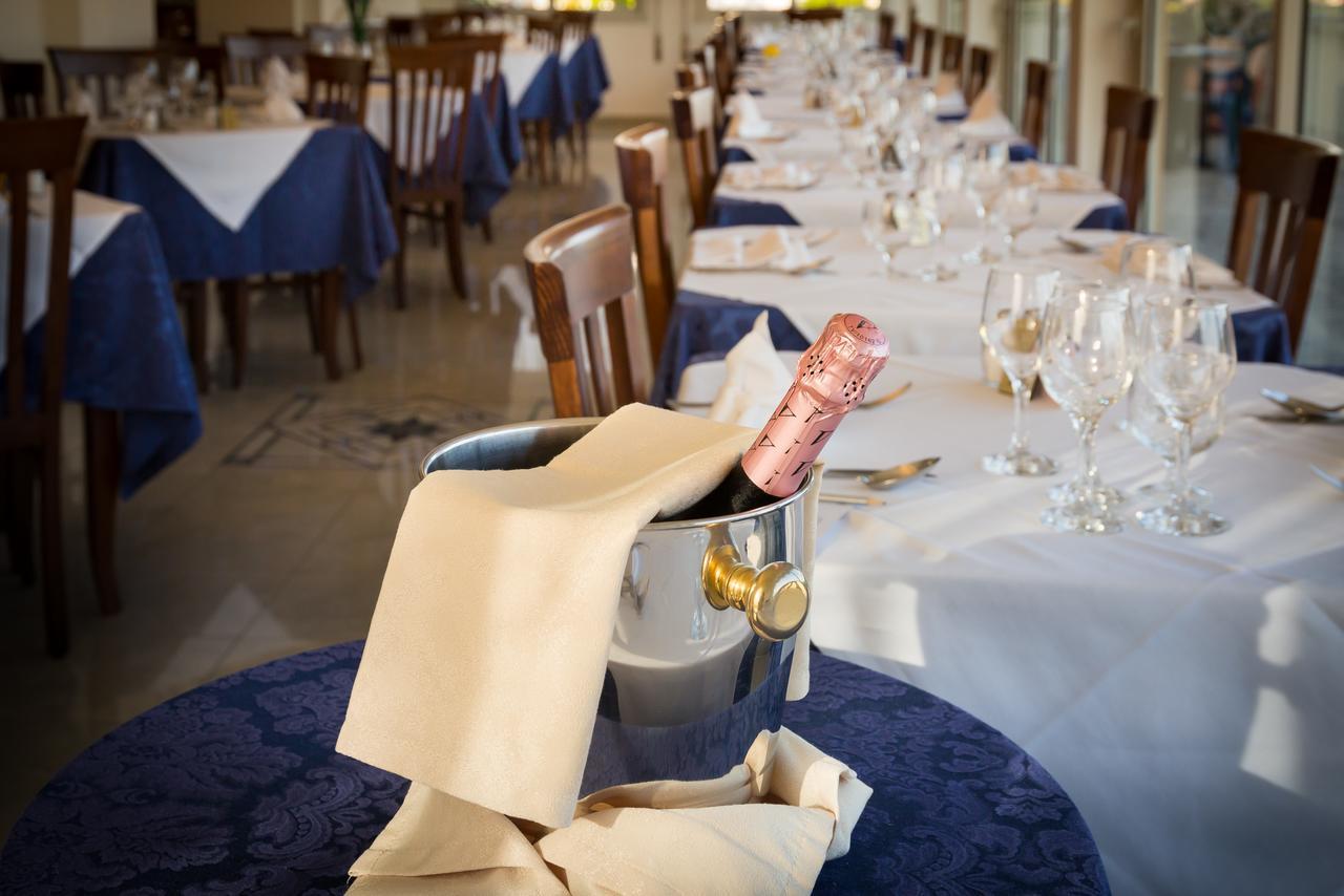 Hotel Tritone Caorle Bagian luar foto