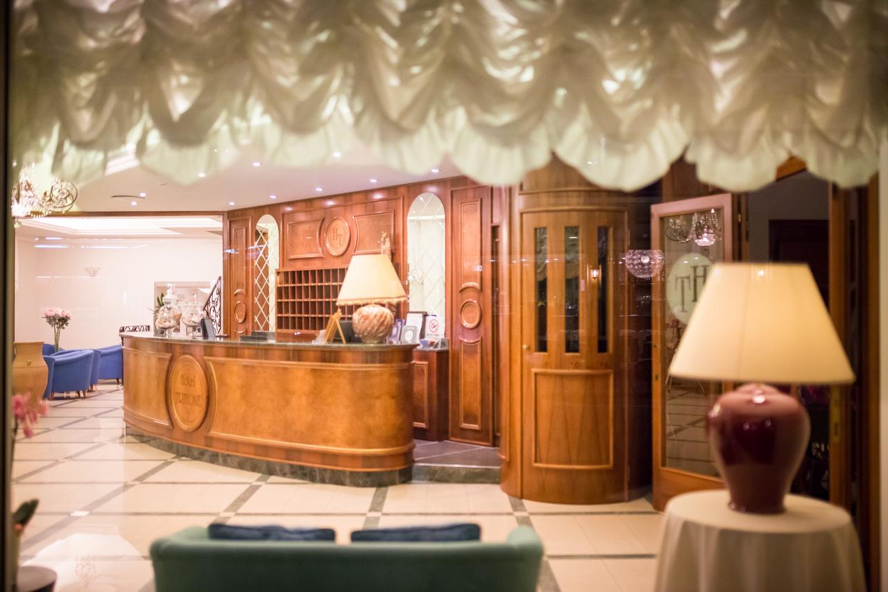 Hotel Tritone Caorle Bagian luar foto
