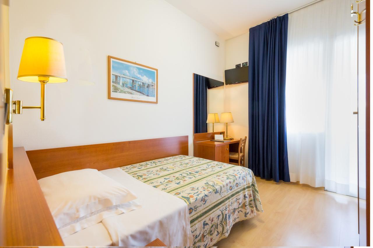 Hotel Tritone Caorle Bagian luar foto