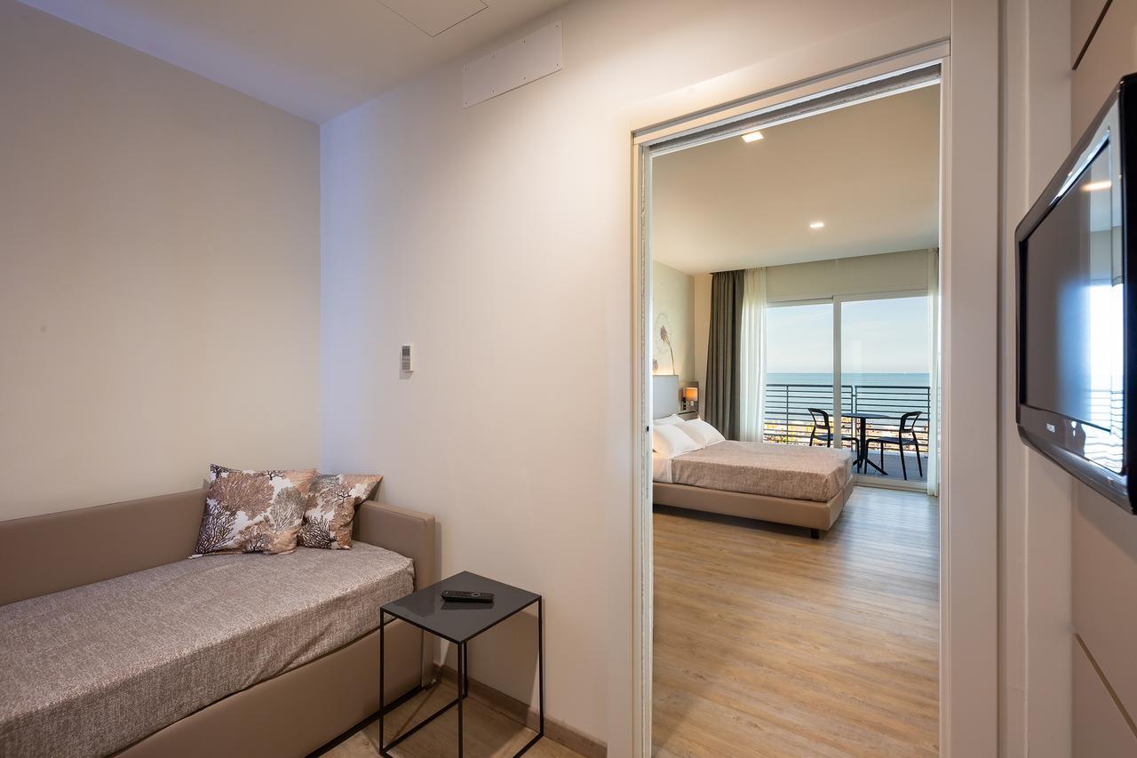 Hotel Tritone Caorle Bagian luar foto
