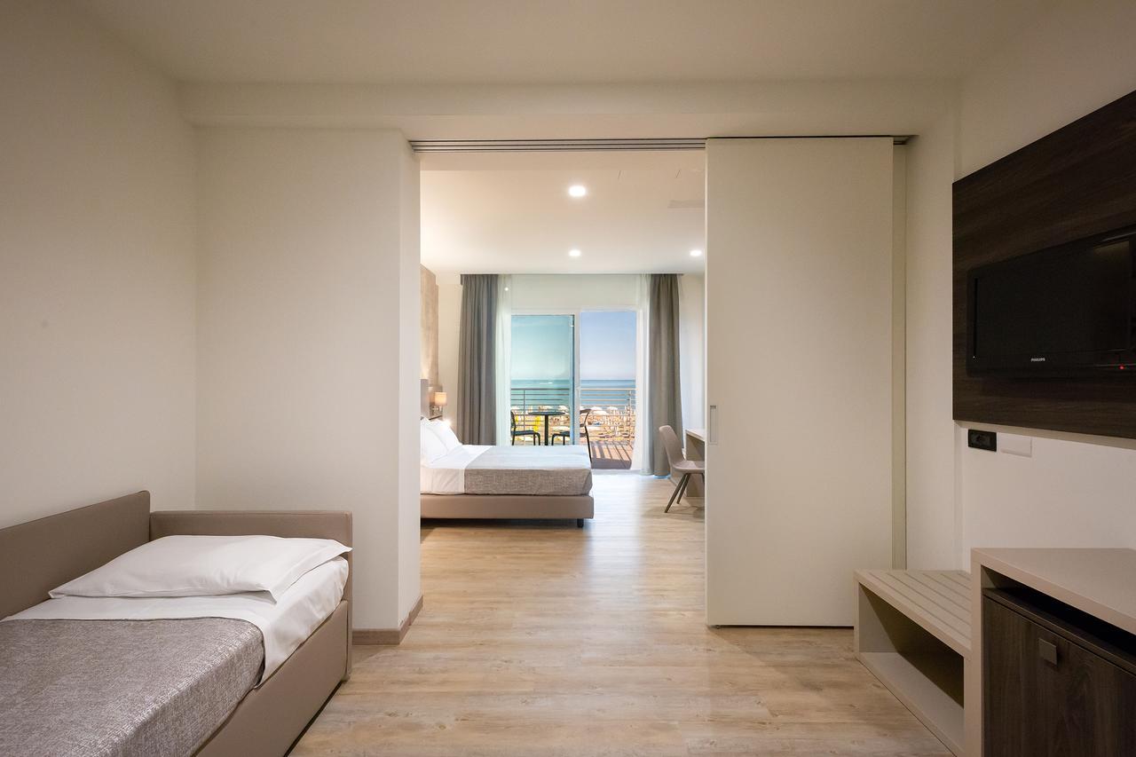 Hotel Tritone Caorle Bagian luar foto