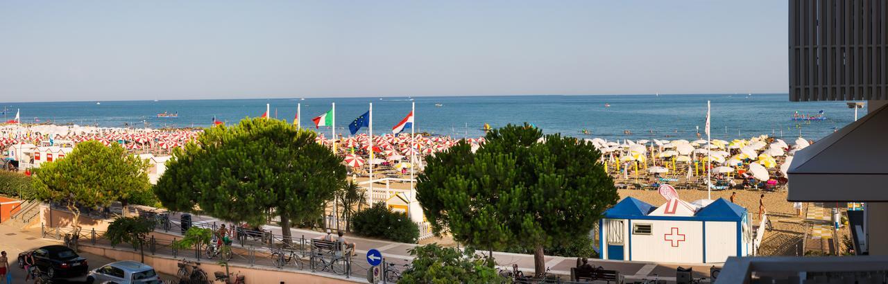 Hotel Tritone Caorle Bagian luar foto