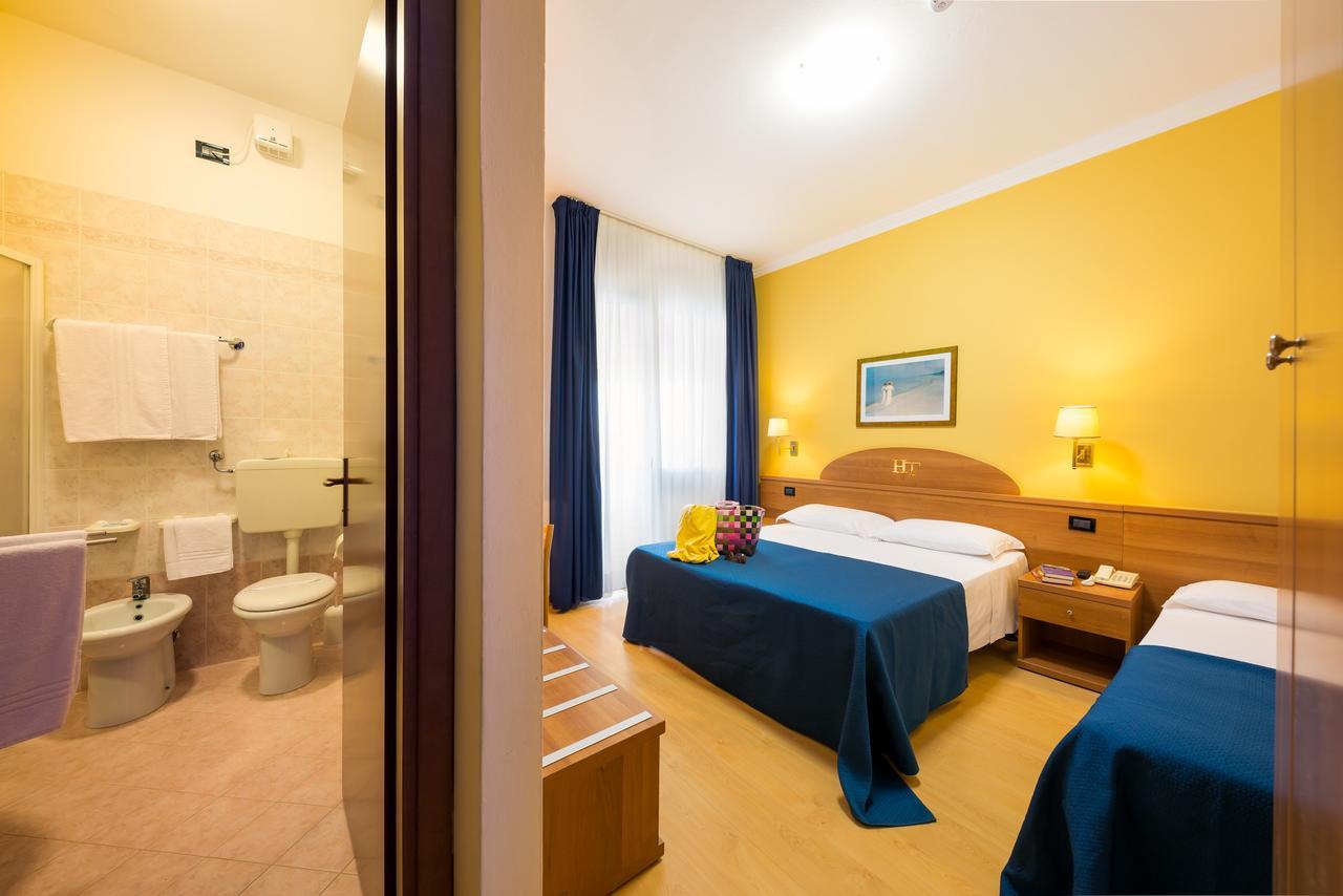 Hotel Tritone Caorle Bagian luar foto