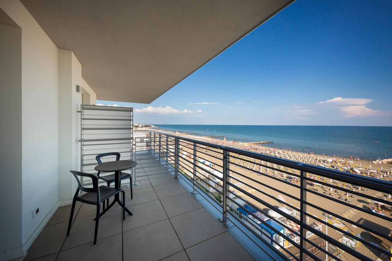 Hotel Tritone Caorle Bagian luar foto