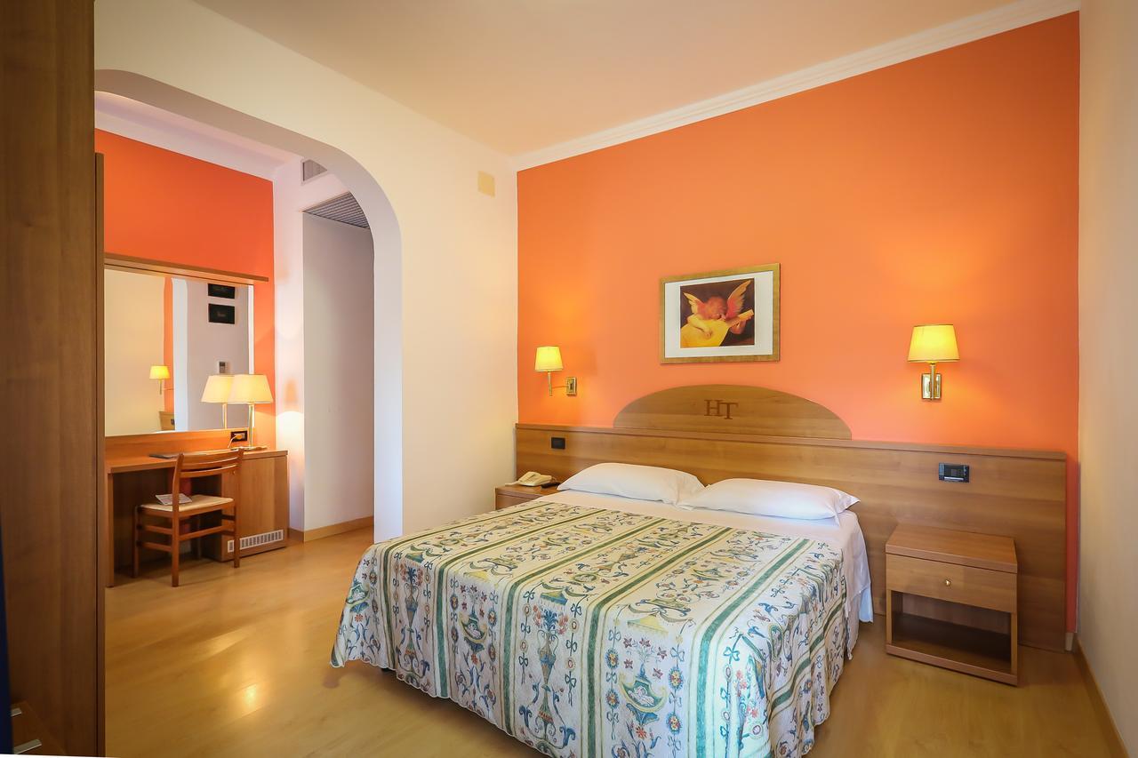 Hotel Tritone Caorle Bagian luar foto