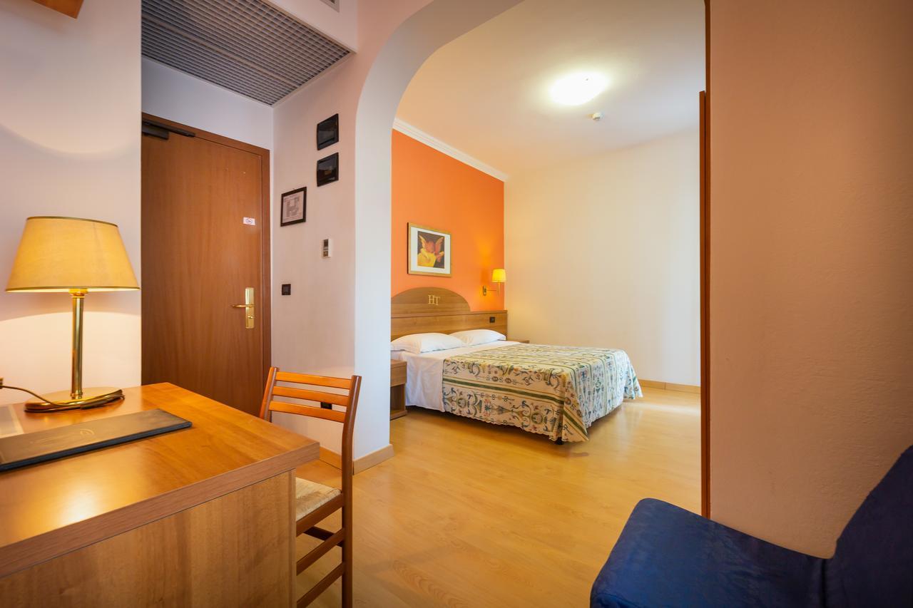 Hotel Tritone Caorle Bagian luar foto