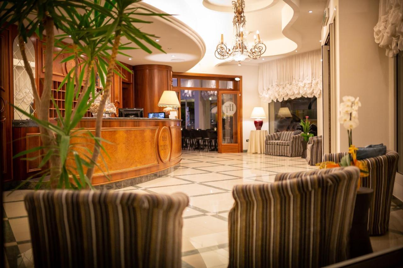 Hotel Tritone Caorle Bagian luar foto