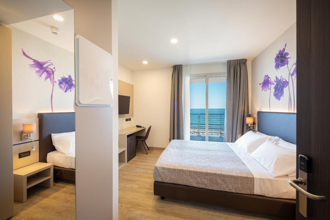 Hotel Tritone Caorle Bagian luar foto