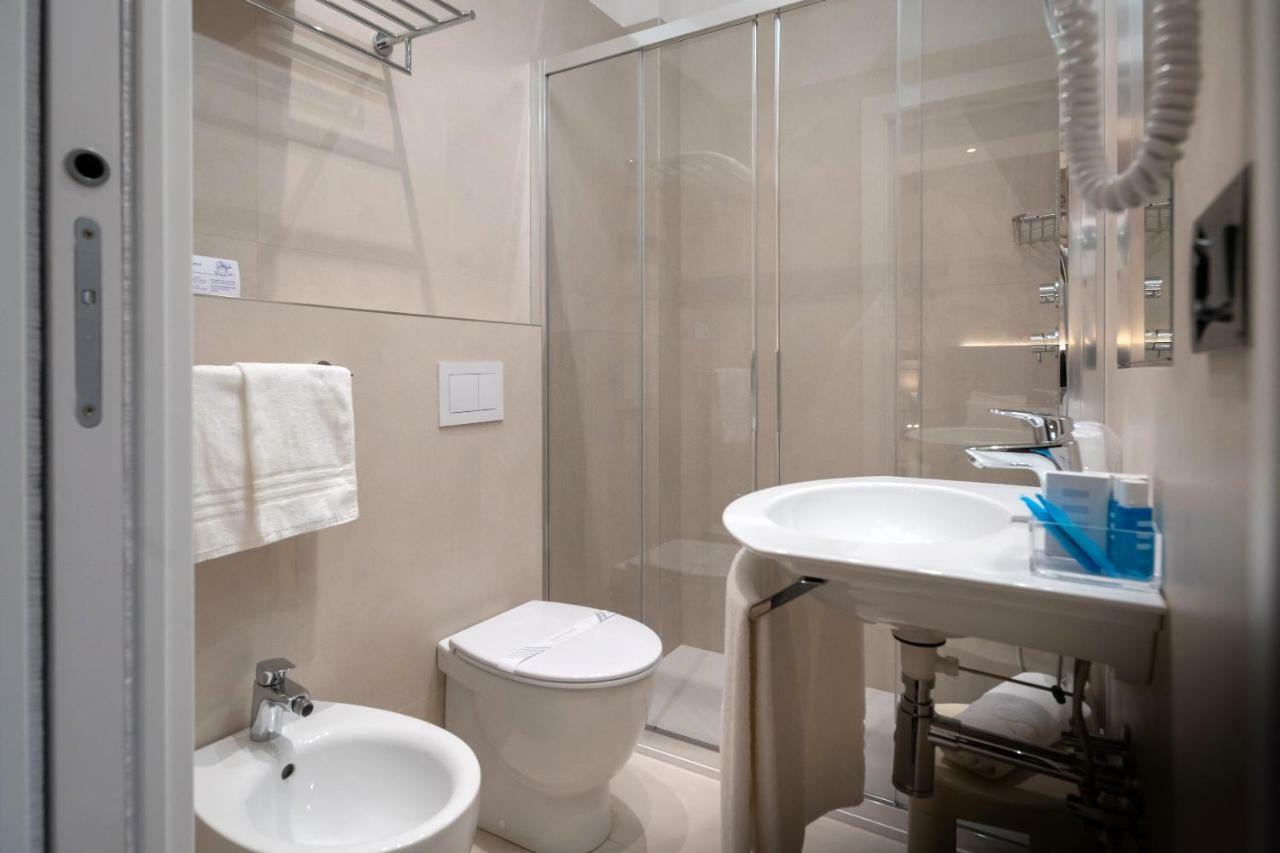 Hotel Tritone Caorle Bagian luar foto